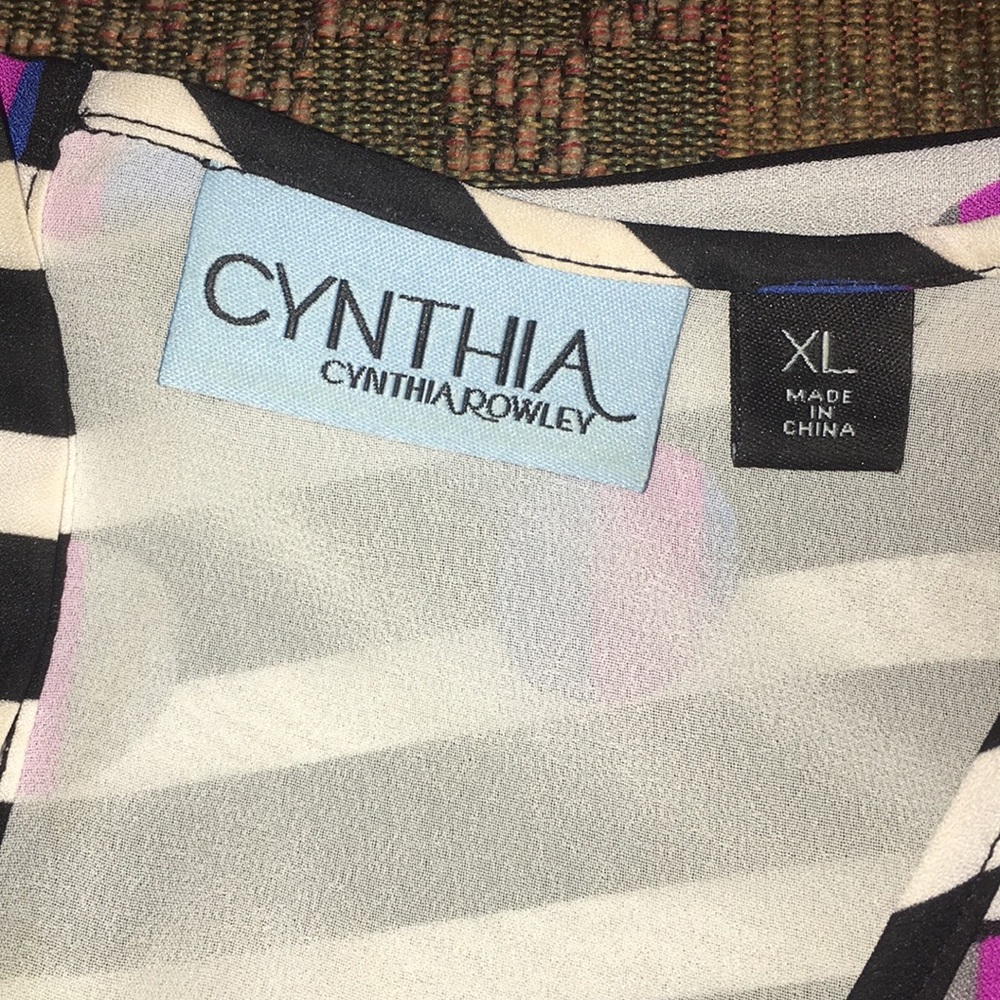 Cynthia Rowley Top - Geometric - Button down Back - Picture 7 of 13